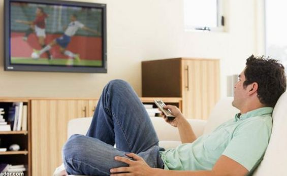 Pria Yang Sering Nonton TV Berisiko Tinggi Terkena Kanker Usus Besar